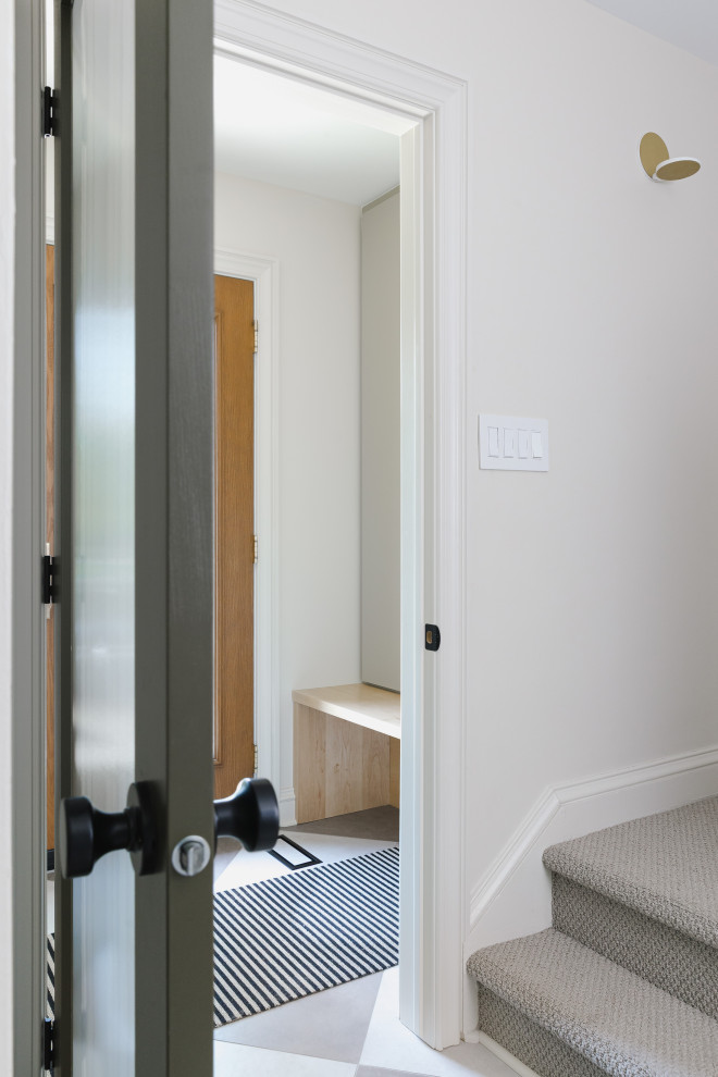 Transitional entryway photo in Ottawa