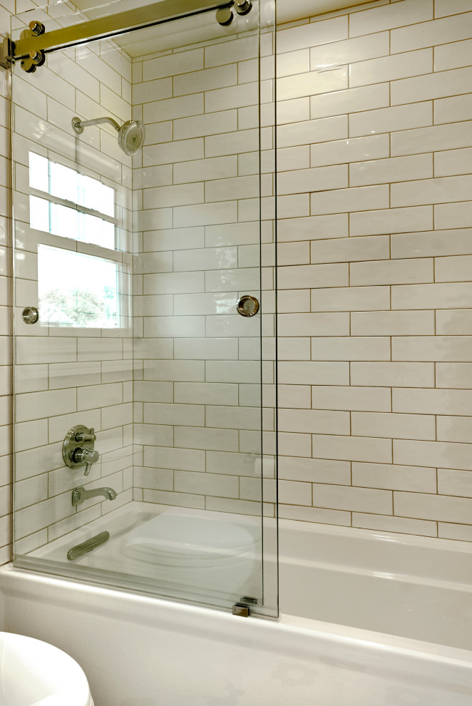 Idéer för ett mellanstort amerikanskt en-suite badrum, med ett badkar i en alkov, en dusch/badkar-kombination, vit kakel, keramikplattor och dusch med skjutdörr