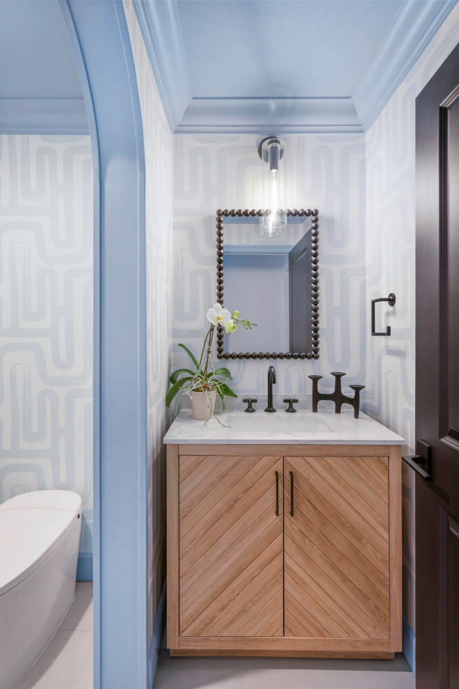 Idées déco pour un petit WC et toilettes contemporain en bois brun avec un bidet, un mur bleu, un sol en carrelage de porcelaine, un lavabo posé, un plan de toilette en marbre, un sol gris, un plan de toilette blanc, meuble-lavabo sur pied et du papier peint.