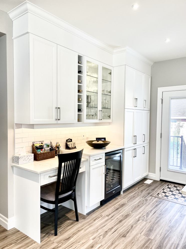 Kitchen - transitional kitchen idea in Toronto