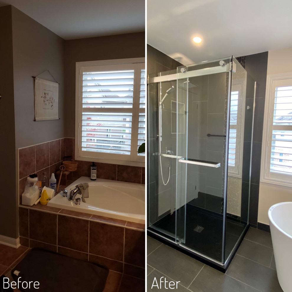Modern inredning av ett mellanstort en-suite badrum, med ett fristående badkar, en hörndusch, porslinskakel, grå väggar, klinkergolv i porslin och dusch med skjutdörr