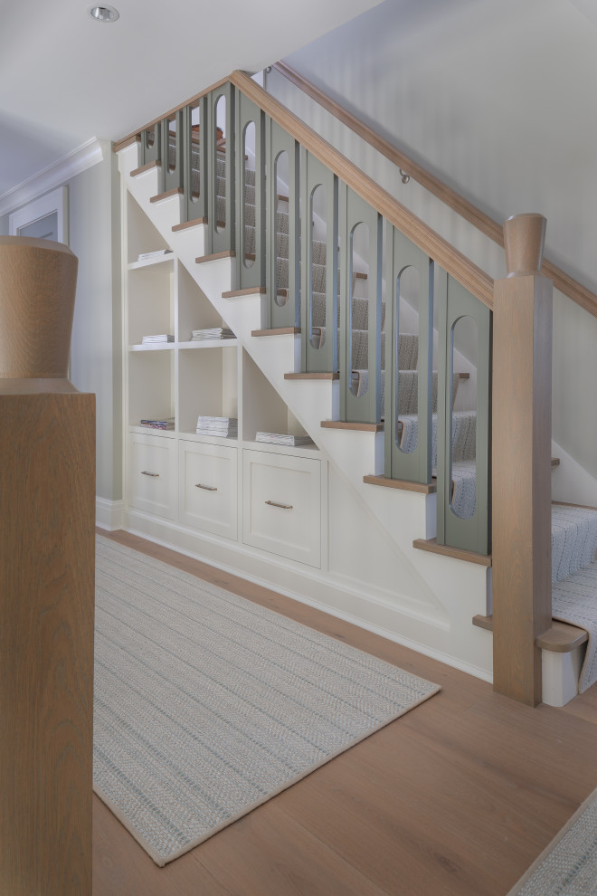 Пример оригинального дизайна: прямая деревянная лестница среднего размера в морском стиле с деревянными ступенями, деревянными перилами и кладовкой или шкафом под ней