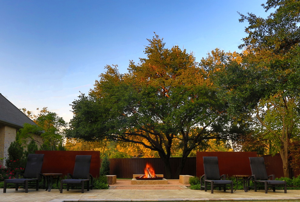 This is an example of a mid-sized modern backyard garden in Dallas with a fire feature.