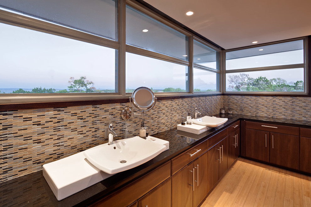 Example of a minimalist home design design in Austin