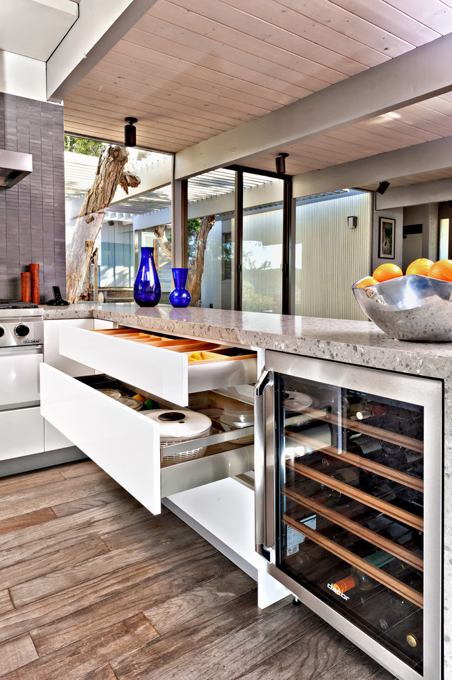 Design ideas for a modern kitchen in San Diego.