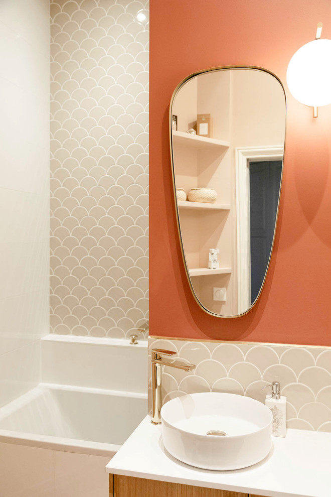 Источник вдохновения для домашнего уюта: главная ванная комната среднего размера с плоскими фасадами, светлыми деревянными фасадами, накладной ванной, душем над ванной, розовой плиткой, керамической плиткой, красными стенами, полом из терраццо, настольной раковиной, столешницей из искусственного камня, разноцветным полом, открытым душем, белой столешницей, нишей, тумбой под две раковины и напольной тумбой