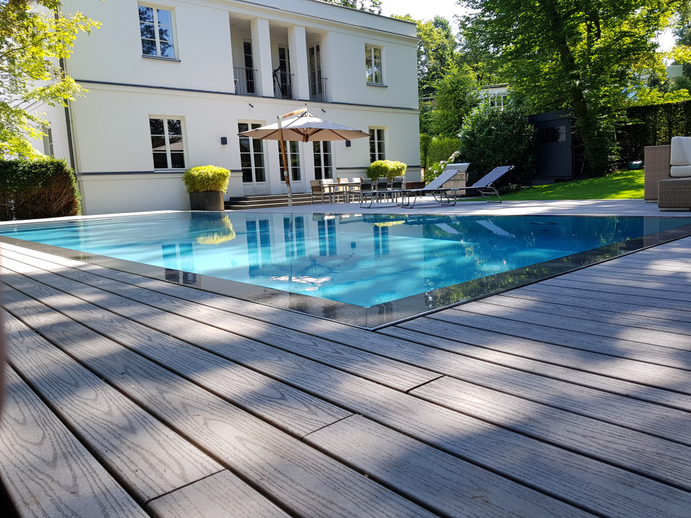 Großer Moderner Pool neben dem Haus in rechteckiger Form mit Dielen in Frankfurt am Main