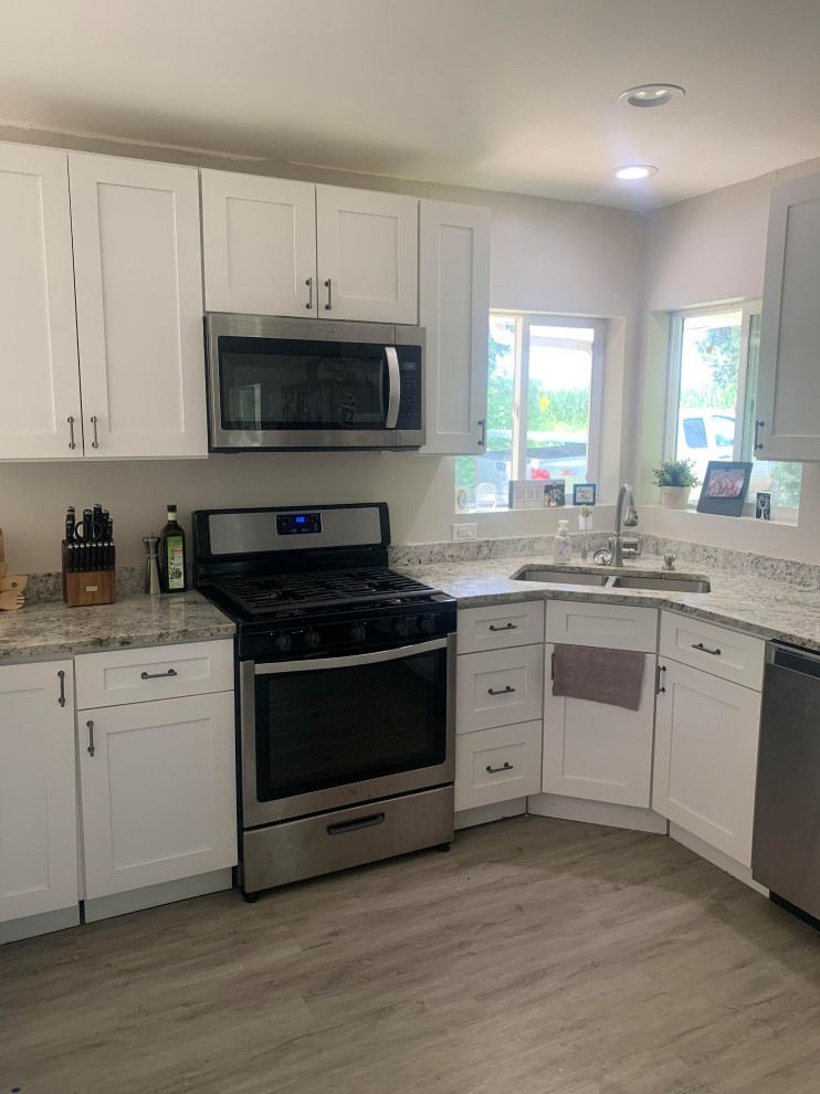 Transitional home design photo in Chicago
