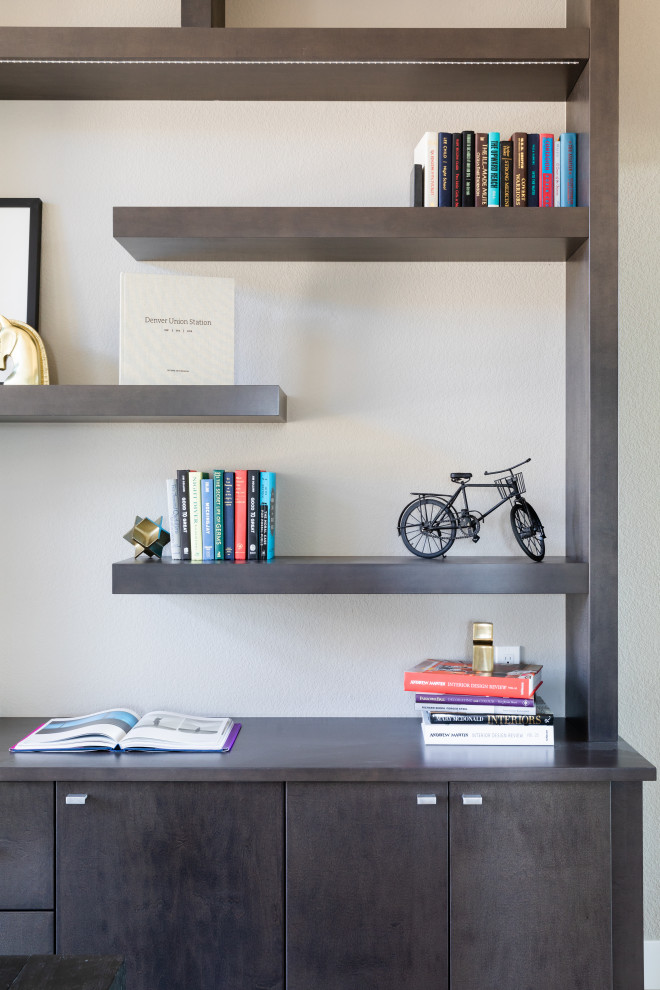 Bild på ett mellanstort funkis hemmastudio, med beige väggar, ljust trägolv och ett fristående skrivbord
