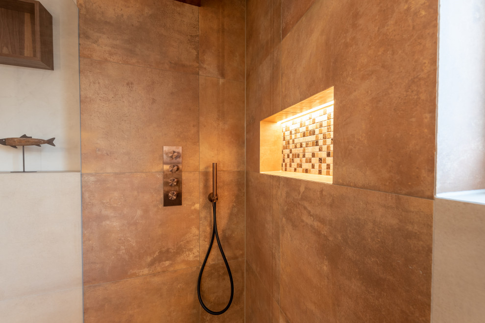 Foto de cuarto de baño único mediterráneo de tamaño medio con puertas de armario de madera en tonos medios, aseo y ducha y encimera de piedra caliza