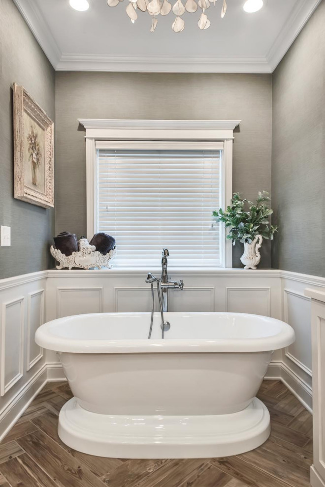 Idéer för att renovera ett stort vintage vit vitt en-suite badrum, med luckor med infälld panel, vita skåp, ett fristående badkar, en dusch i en alkov, vit kakel, keramikplattor, grå väggar, mellanmörkt trägolv, bänkskiva i kvarts, brunt golv och dusch med gångjärnsdörr
