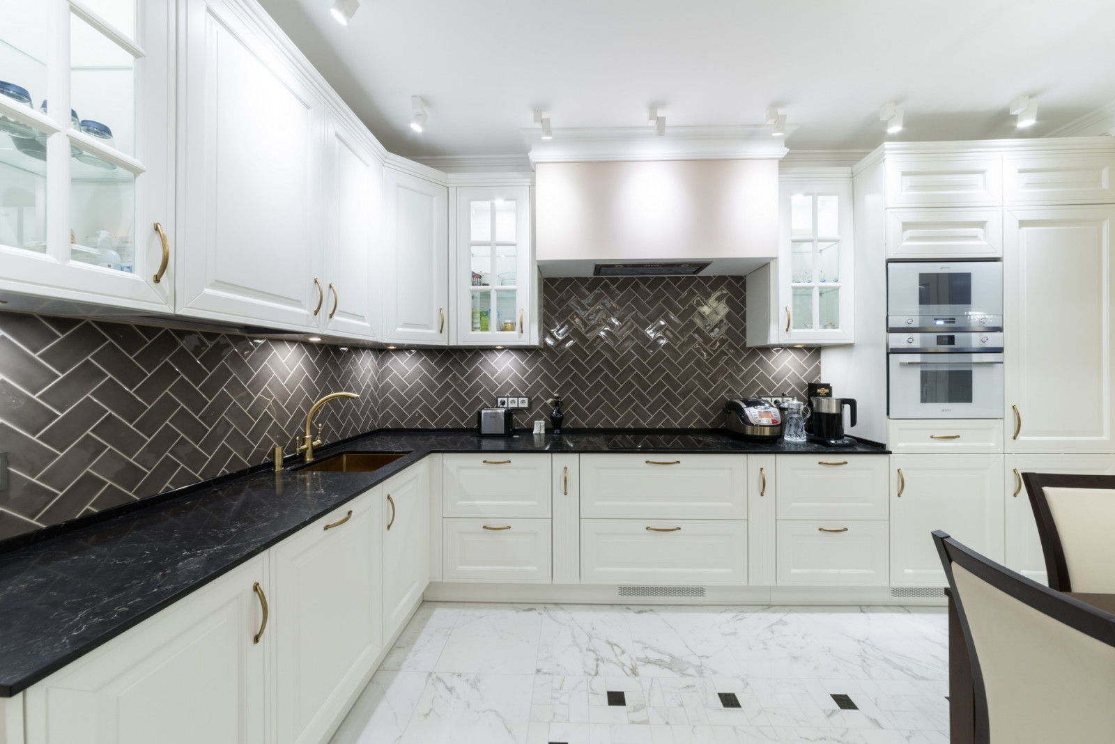 Большая светлая кухня