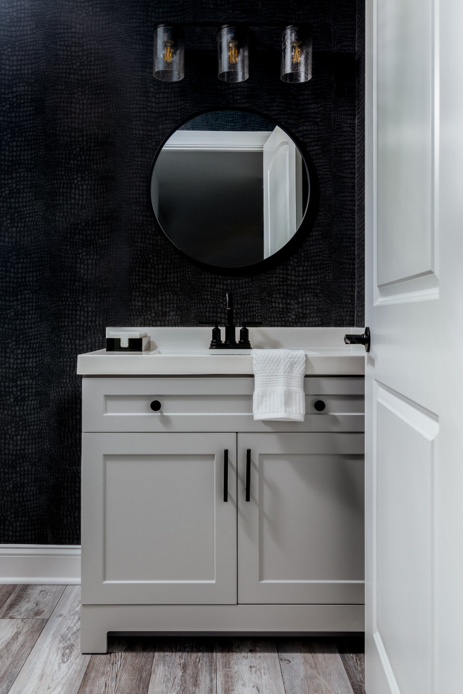 Inspiration för mellanstora klassiska vitt toaletter, med skåp i shakerstil, grå skåp, en toalettstol med hel cisternkåpa, svarta väggar, ett undermonterad handfat, bänkskiva i kvarts och grått golv