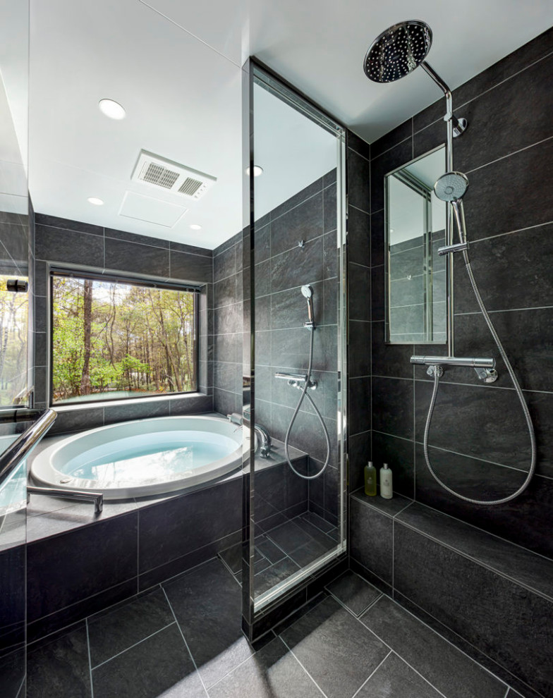 Modernes Badezimmer mit schwarzen Fliesen, Porzellanfliesen, schwarzer Wandfarbe, Porzellan-Bodenfliesen, schwarzem Boden und Holzdecke in Tokio