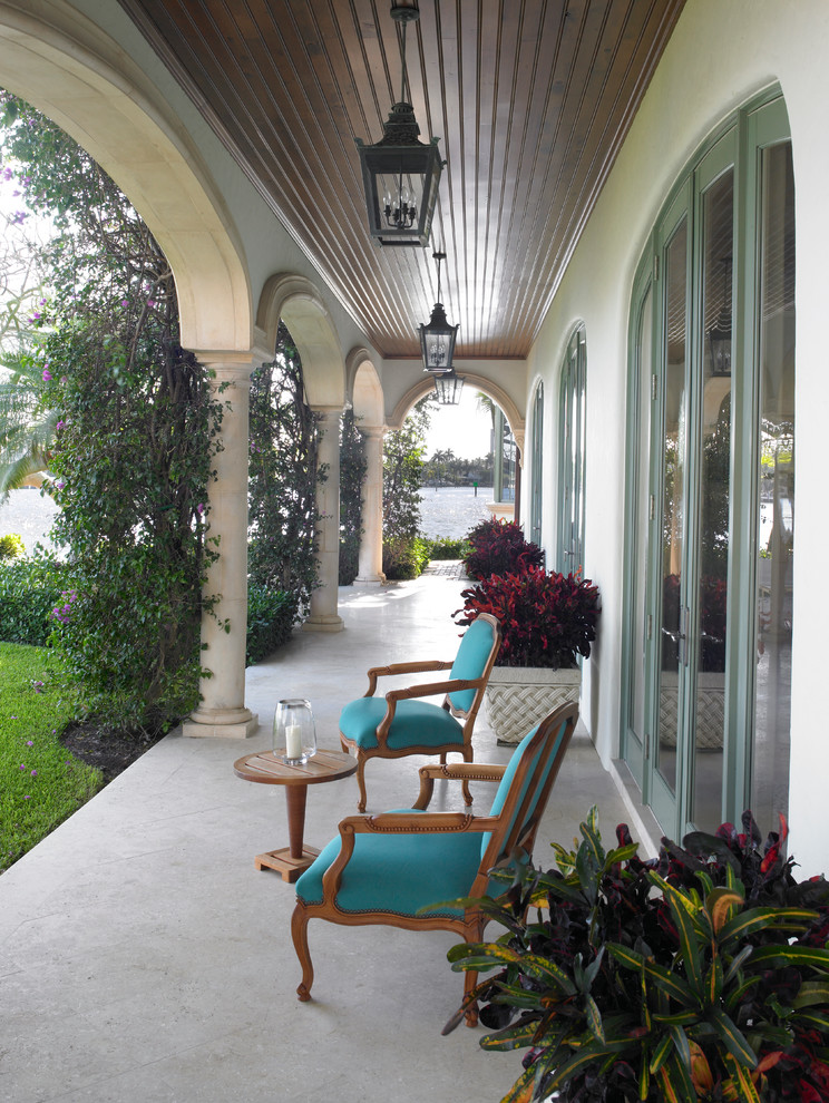 Design ideas for a large mediterranean verandah in Miami.