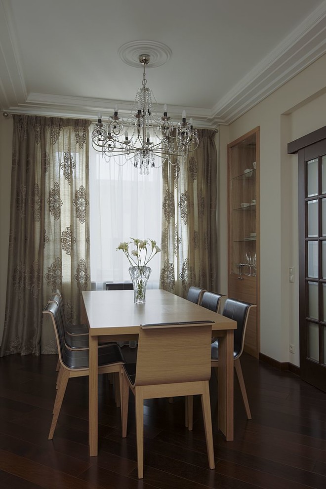 по обе стороны стекла