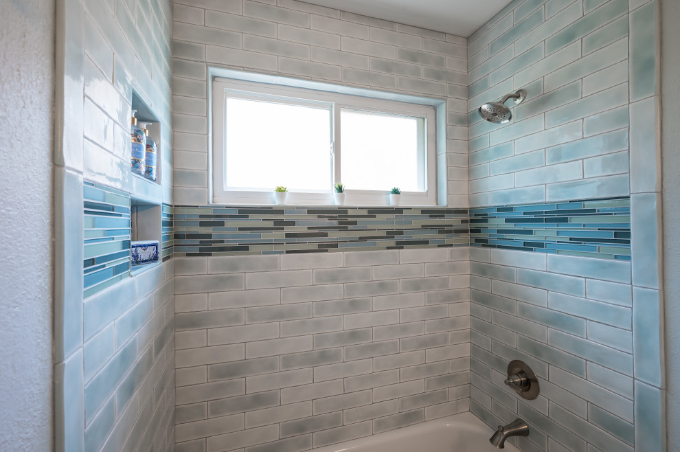 Immagine di una stanza da bagno classica con doccia a filo pavimento, piastrelle blu e doccia aperta