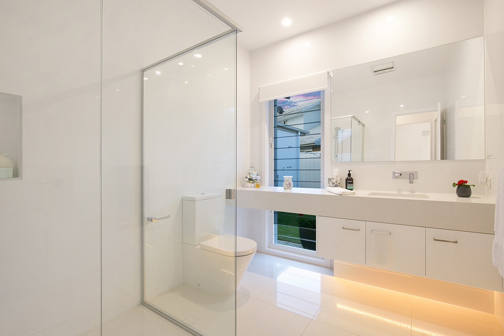 Inspiration for a contemporary bathroom in Brisbane.