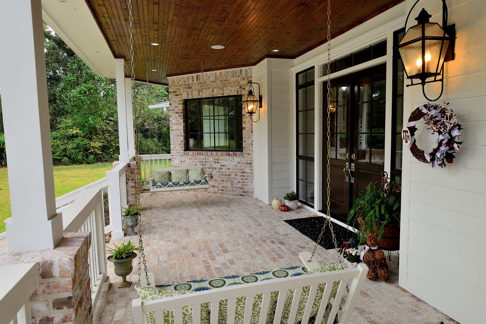 Example of a transitional home design design in Houston