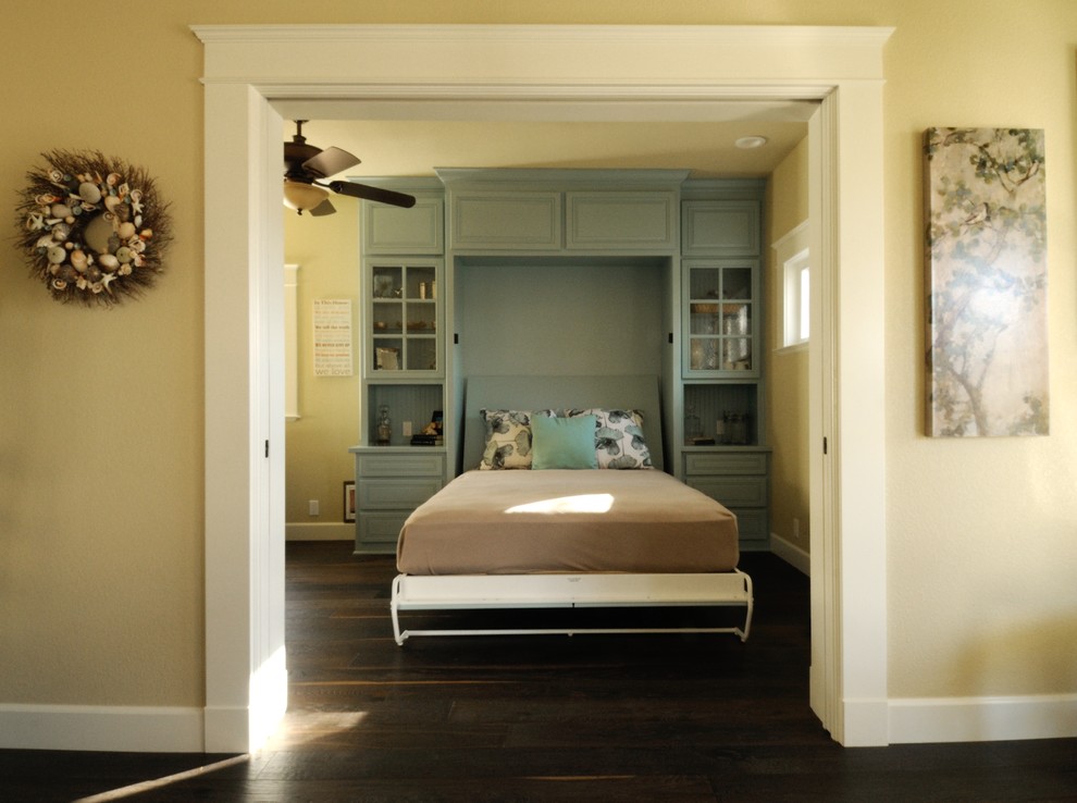 Design ideas for a mid-sized traditional guest bedroom in Sacramento with beige walls.