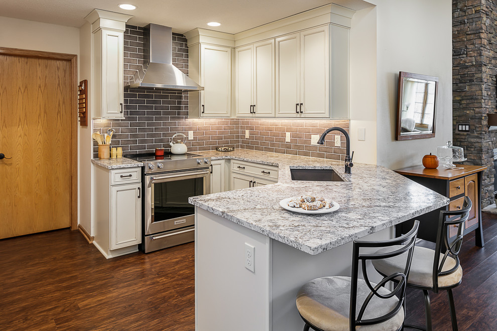 Kitchen - transitional kitchen idea