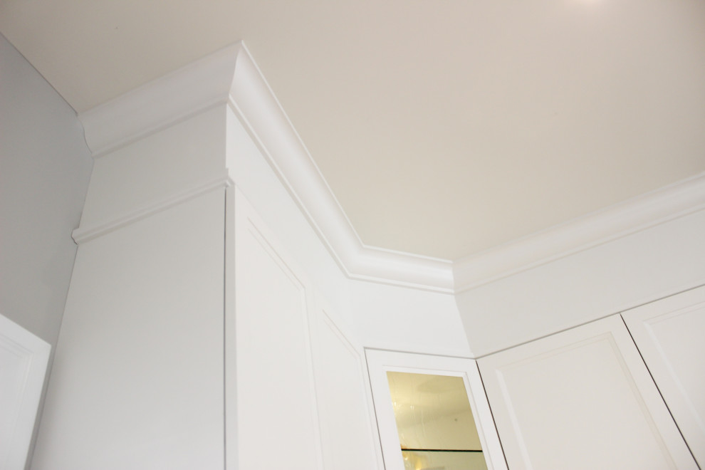 Transitional kitchen photo in Toronto