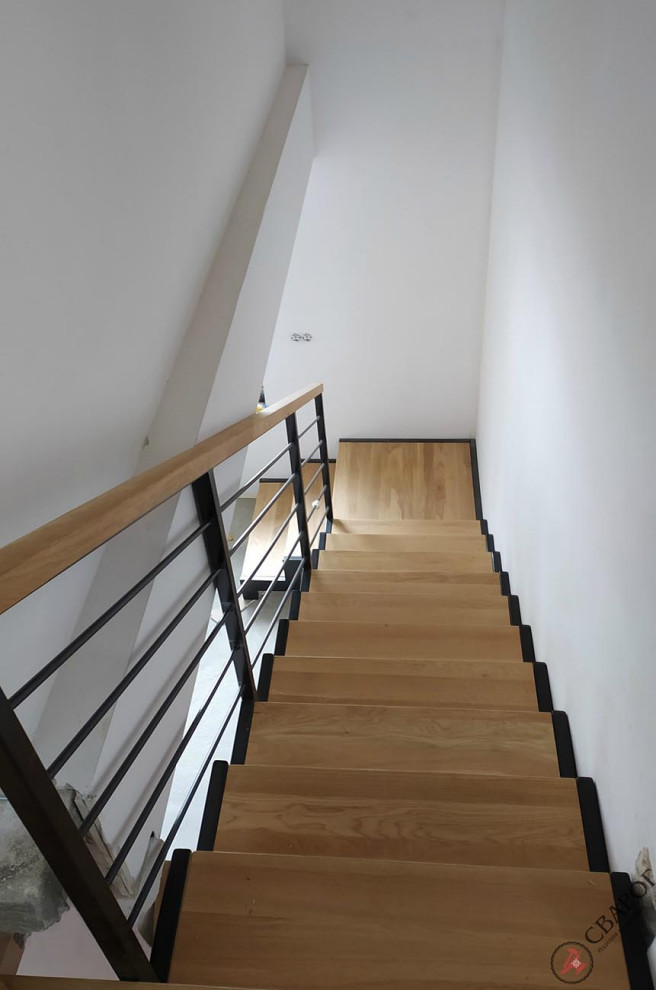 Строгая лестница с площадкой