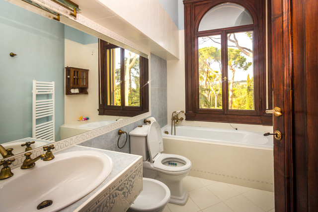 Villa in campagna traditional-bathroom
