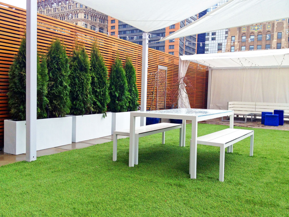 Photo of a contemporary rooftop deck in New York with a pergola.