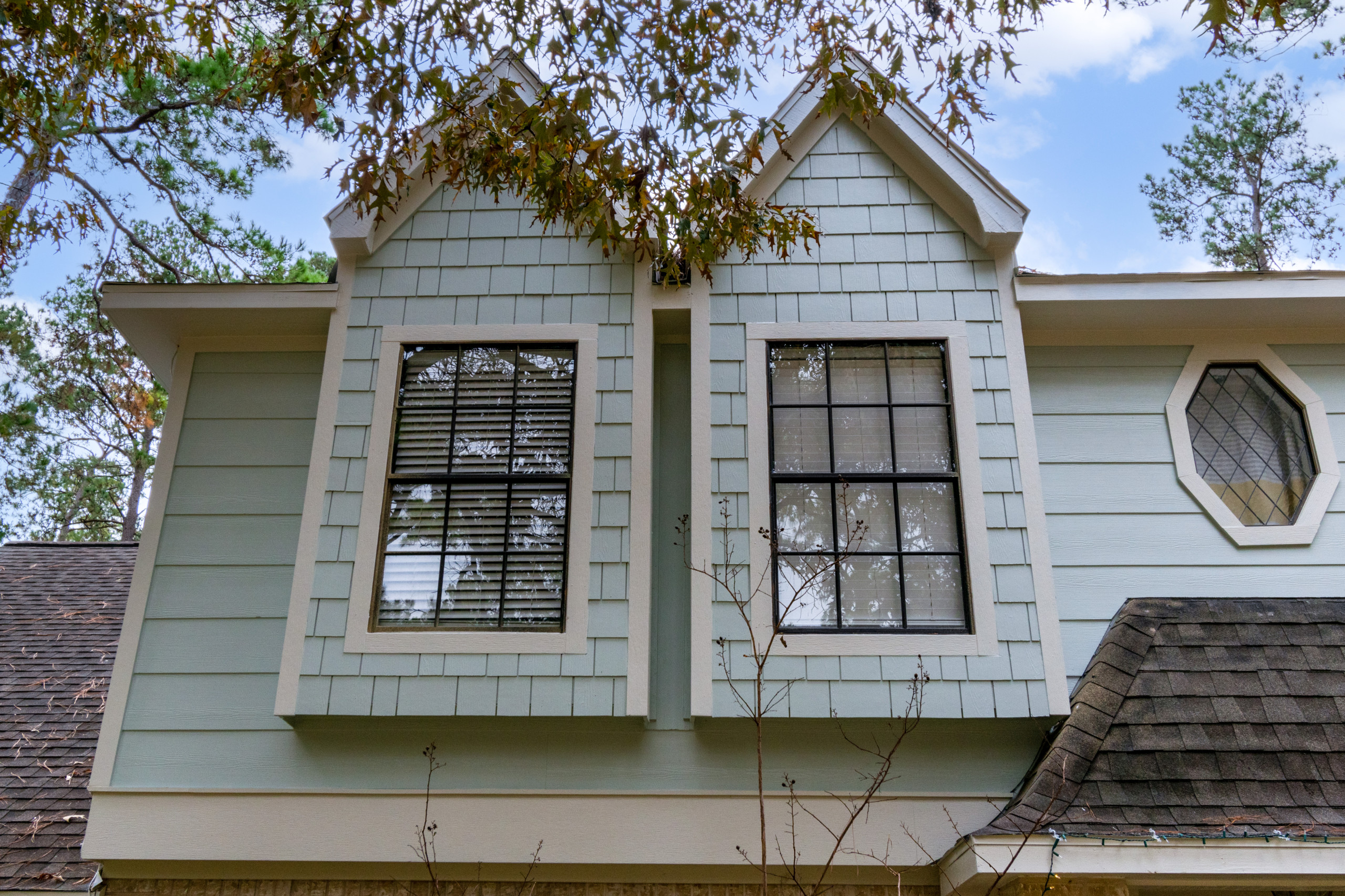 This project involved removing the existing stucco from the front façade and replacing it with Hardie 12" siding and Hardie shake.  The straight shake was unavailable so we made had to custom make it.