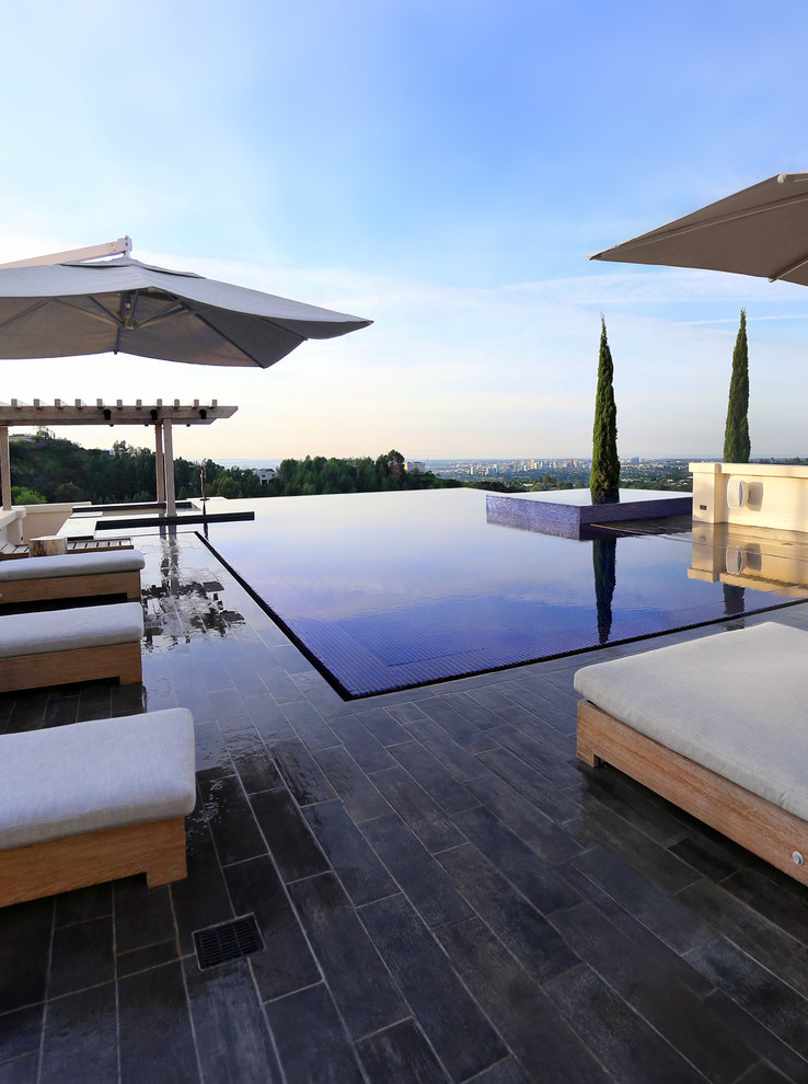 This is an example of a contemporary rectangular infinity pool in Los Angeles.