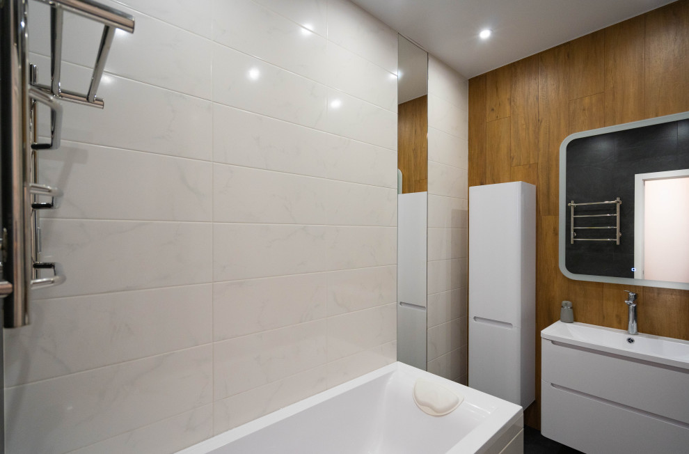На фото: главная ванная комната среднего размера: освещение в современном стиле с плоскими фасадами, белыми фасадами, ванной в нише, инсталляцией, плиткой мозаикой, коричневыми стенами, полом из керамогранита, белой столешницей и подвесной тумбой