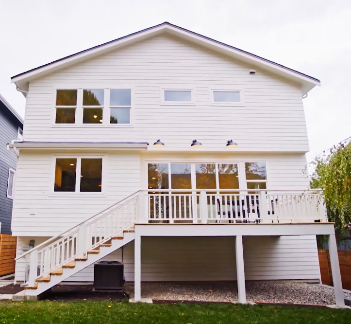 Example of a transitional home design design in Seattle