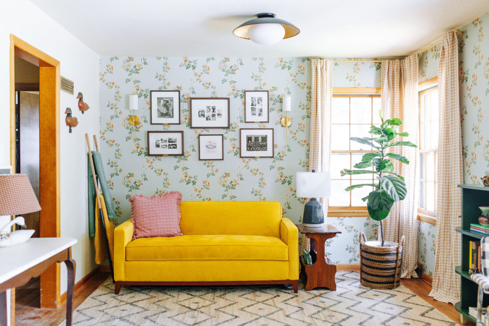 Imagen de salón para visitas abierto de estilo de casa de campo de tamaño medio con paredes azules y papel pintado