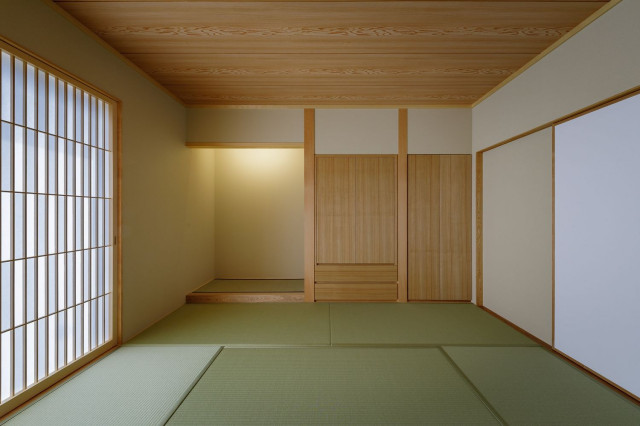 岩出の家 giapponese-moderno-salotto