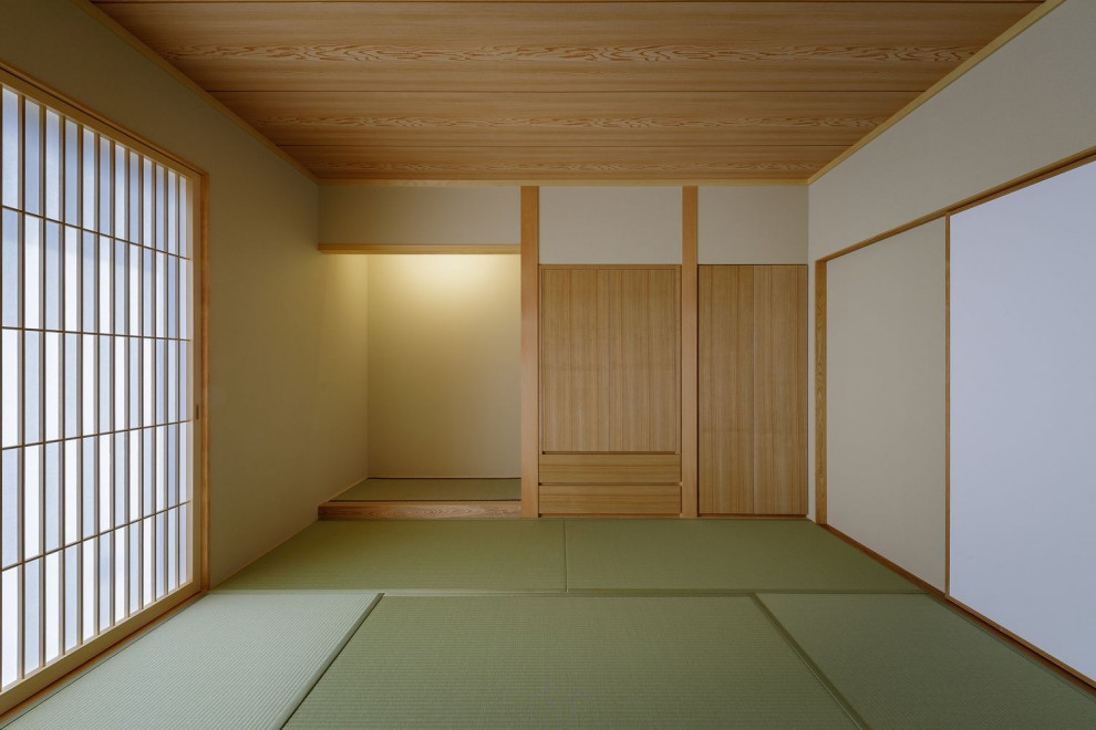 Idéer för att renovera ett mycket stort avskilt allrum, med beige väggar, tatamigolv och grönt golv