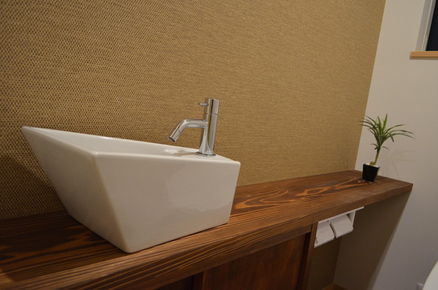 中二階のある数奇屋の家 japanisch-gaestetoilette