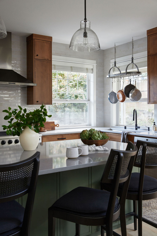 Design ideas for a classic kitchen in Portland.