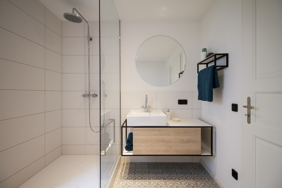 Design ideas for a mid-sized scandinavian 3/4 wet room bathroom in Munich with flat-panel cabinets, beige cabinets, white tile, white walls, ceramic floors, a vessel sink, beige floor, an open shower and white benchtops.
