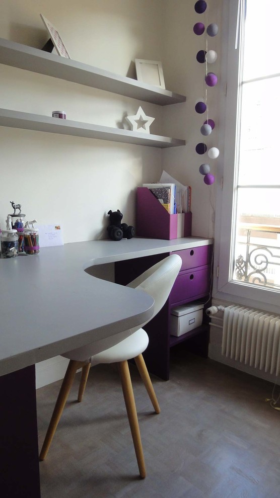 Photo of a small modern master bedroom in Paris with grey walls and light hardwood floors.