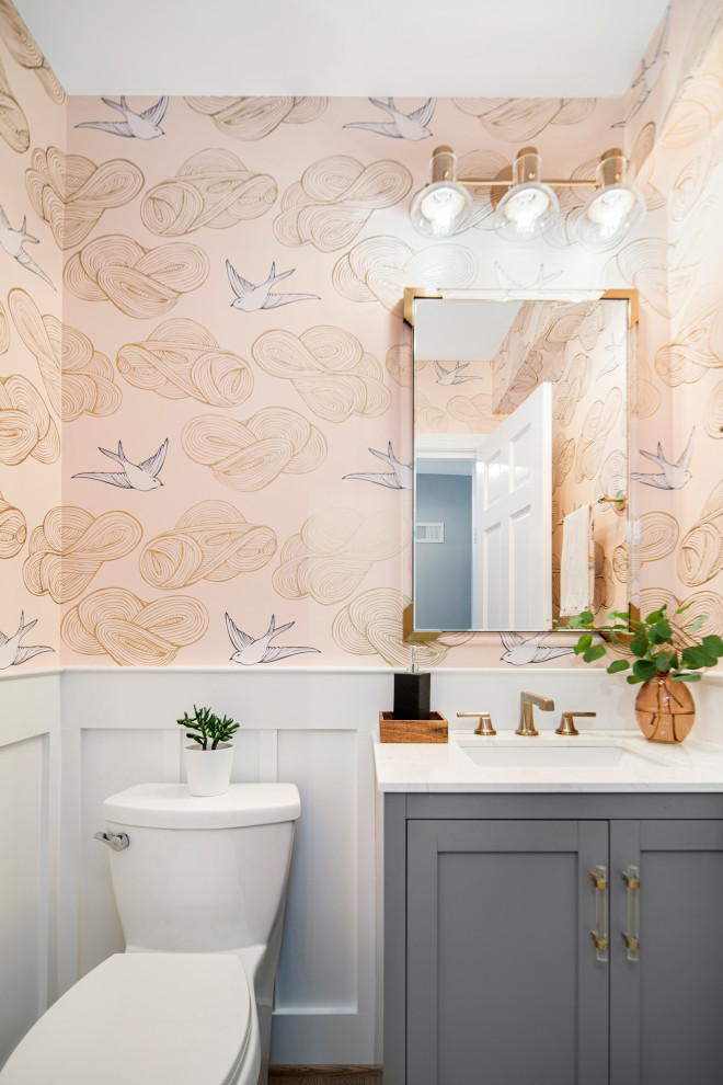 Foto di un bagno di servizio contemporaneo con ante in stile shaker, ante grigie, WC monopezzo, pareti arancioni, top bianco e mobile bagno incassato