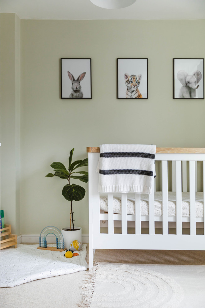 Idée de décoration pour une chambre de bébé garçon nordique de taille moyenne avec un mur vert, moquette et un sol beige.