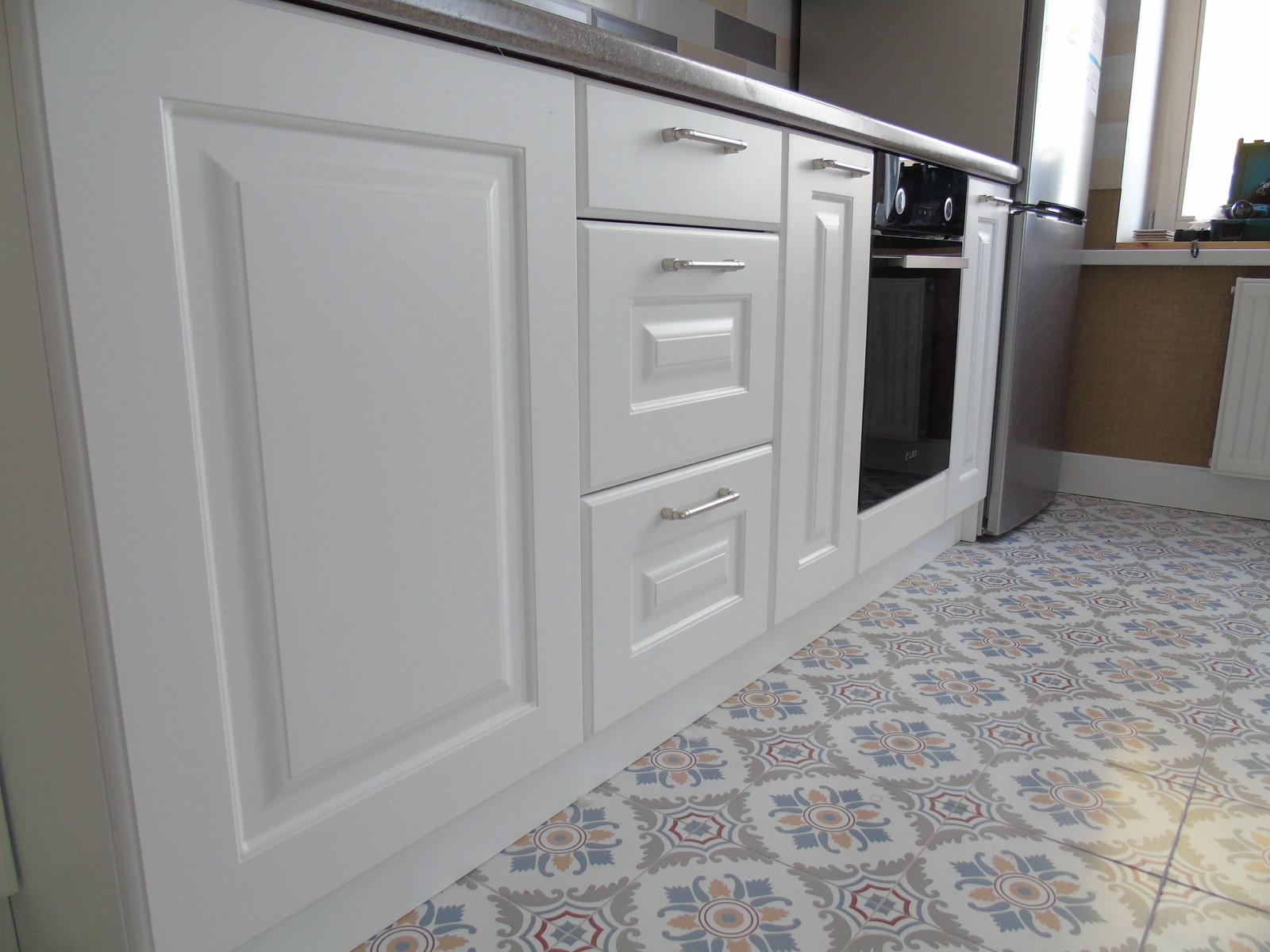 Белая кухня в квартире в Красногорске для заслуженного артиста России