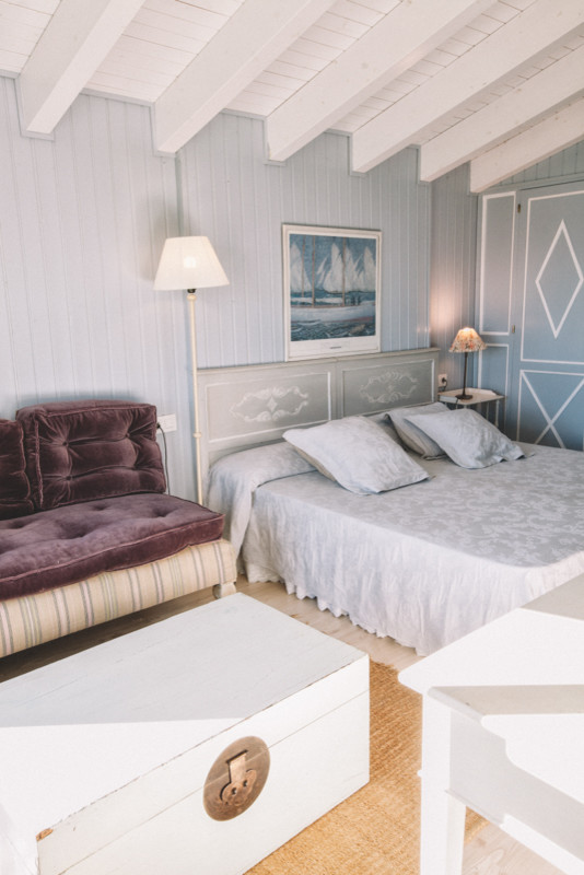 Modelo de dormitorio principal campestre de tamaño medio sin chimenea con paredes azules