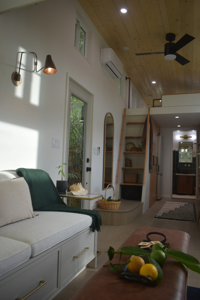 Kleines Modernes Foyer mit weißer Wandfarbe, hellem Holzboden, Doppeltür, Haustür aus Glas, beigem Boden und Holzdielendecke in Hawaii