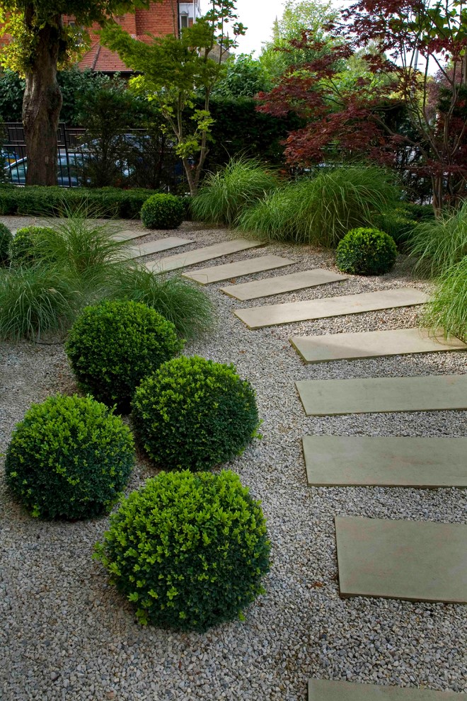 This is an example of a contemporary backyard garden in Surrey.