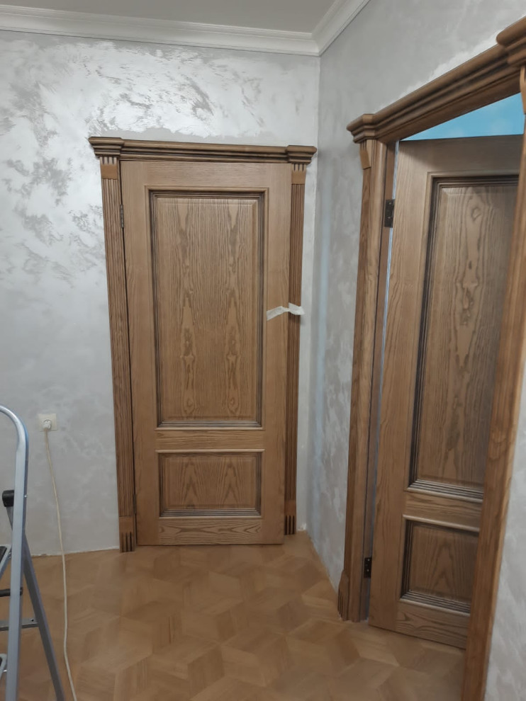 Шпонированные классические двери в московской квартире