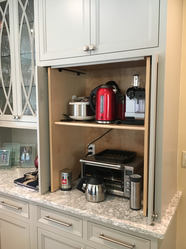 Transitional home design photo in Bridgeport