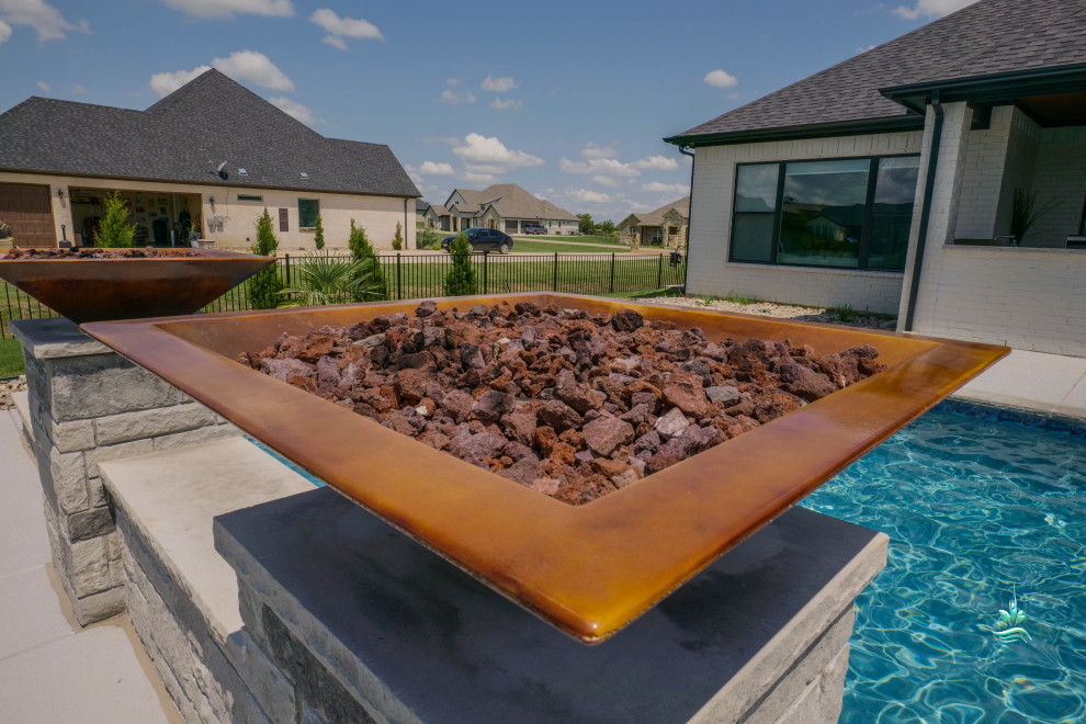 Geräumiger Mid-Century Schwimmteich hinter dem Haus in rechteckiger Form mit Sichtschutz und Dielen in Dallas