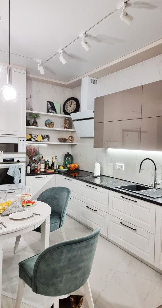 Реализованный проект кухни-гостиной с совместной лоджией и биокамином